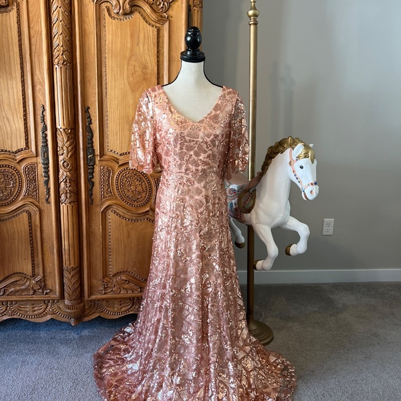 DONNA MORGAN Camilla Sequin Flutter Sleeve Gown OYSTER 10 Sequin Rose Gold - Picture 2 of 16